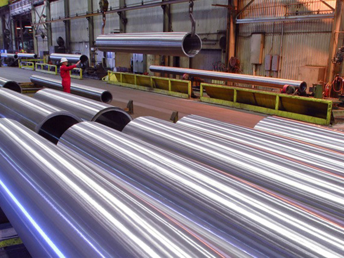Large-diameter extruded pipe on the mill floor